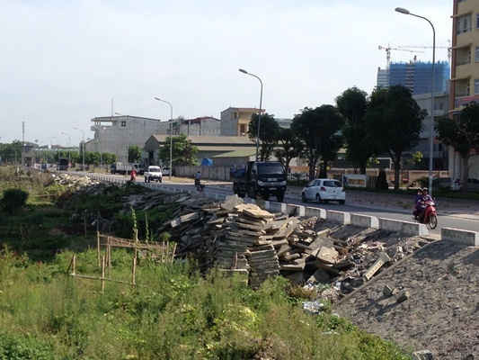 Rác thải xây dựng vẫn đổ tràn lan ra khu vực sông Cửa Tiền thuộc Phường Vinh Tân, TP Vinh