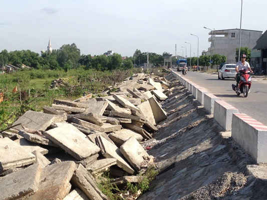 Rác thải xây dựng vẫn đổ tràn lan ra khu vực sông Cửa Tiền thuộc Phường Vinh Tân, TP Vinh