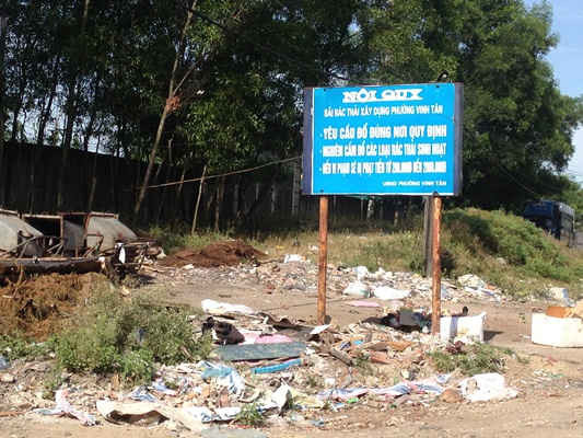 Rác thải sinh hoạt vẫn được đổ lộn với rác thải xây dựng tại  bãi rác tạm tập kết, thu gom rác thải xây dựng tại khối 1, phường Vinh Tân
