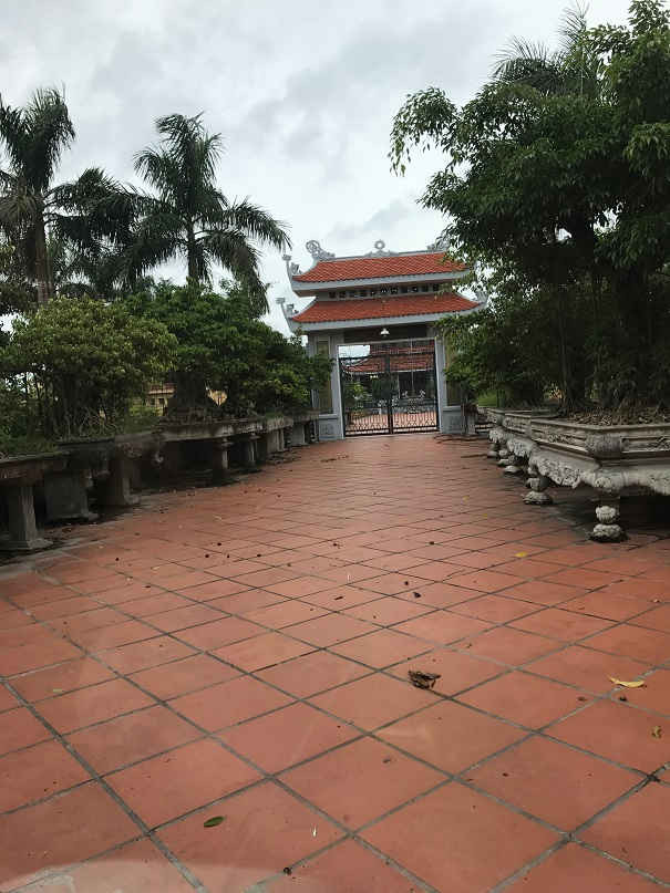  Vườn cây cảnh của ông Đào Văn Lũy lấn cả lối đi vào nghĩa trang