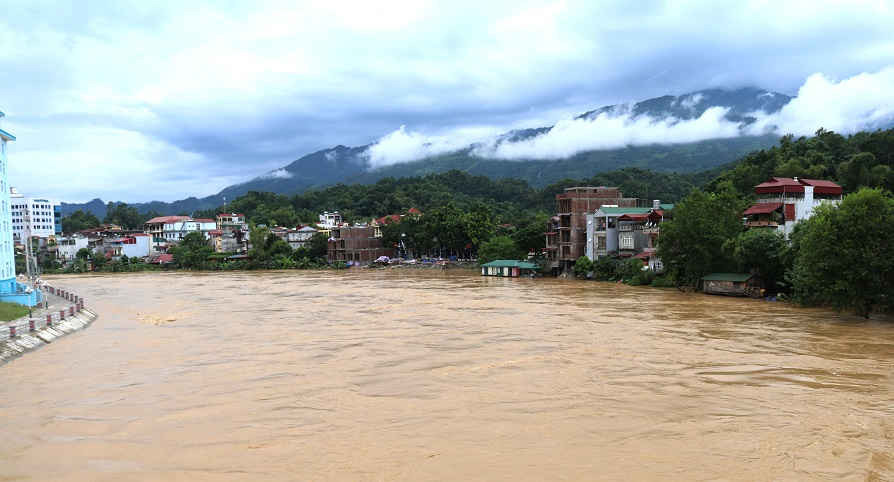 Mực nước sông Lô ở thành phố Hà Giang dâng cao.