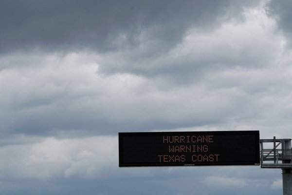 Hình ảnh một biển báo cảnh báo bão dưới những đám mây bão, phía trên đường cao tốc đến Victoria, Texas, Mỹ vào ngày 25/8/2017.