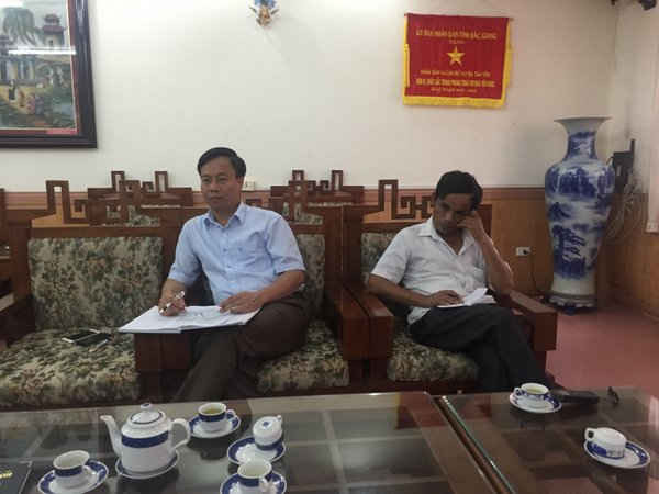 Sau nhiều ngày không có kết quả chính thức, cuối cùng Phó Chủ tịch UBND huyện Tân Yên Nguyễn Hữu Lượng (bên trái) đã bật mí rằng đã có quyết định chính thức về vụ việc