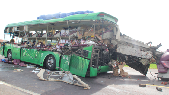 Hiện trường vụ tai nạn giao thông tại Bình Định ngày 16/8, TNGT trên tuyến tránh QL1A giữa xe khách giường nằm và xe đầu kéo làm chết 5 người, bị thương 2 người.