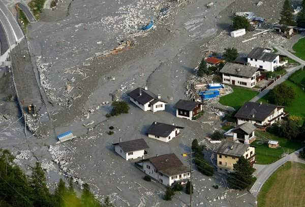 Vây quanh các ngôi nhà là những mảnh vụn vỡ do sạt lở đất ở làng Bondo thuộc bang Grisons của Thụy Sỹ, gần biên giới Italy, ngày 26/8/2017.