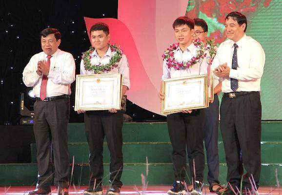 Lãnh đạo Tỉnh ủy và UBND tỉnh Nghệ An lên tặng Bằng khen cho học sinh đạt gải quốc tế trong buổi lễ.