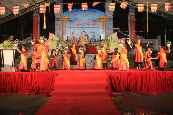 Đại lễ Vu Lan được tổ chức sớm tại chùa Kim Sơn Lạc Hồng, trong khuôn viên của Công viên tâm linh Lạc Hồng Viên, Kỳ Sơn, Hòa Bình.