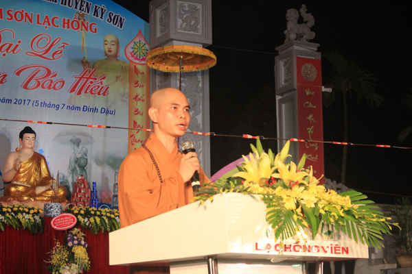 Thầy Thích Trí Thịnh, trụ trì chùa Kim Sơn Lạc Hồng chia sẻ tại đại lễ Vu Lan.