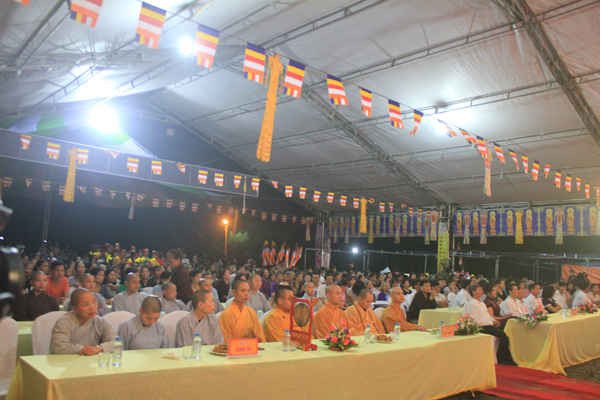 Theo ước tính của BTC, có gần 3 nghìn người tham dự đại lễ Vu Lan tại chùa Kim Sơn Lạc Hồng.