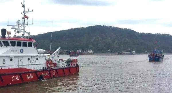 Tàu cá NA 97788 TS và 19 thuyền viên được đưa về cảng Cửa Lò an toàn