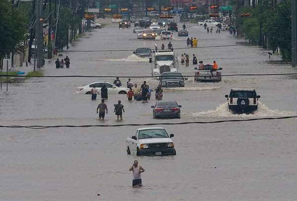 Người dân đi bộ qua con đường Telephone ngập lụt. Hình ảnh: Thomas B. Shea / AFP / Getty Images
