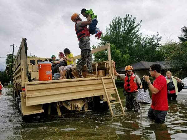 Binh sĩ vệ binh quốc gia bang Texas hỗ trợ cư dân trong những vùng ngập nặng. Ảnh: Reuters