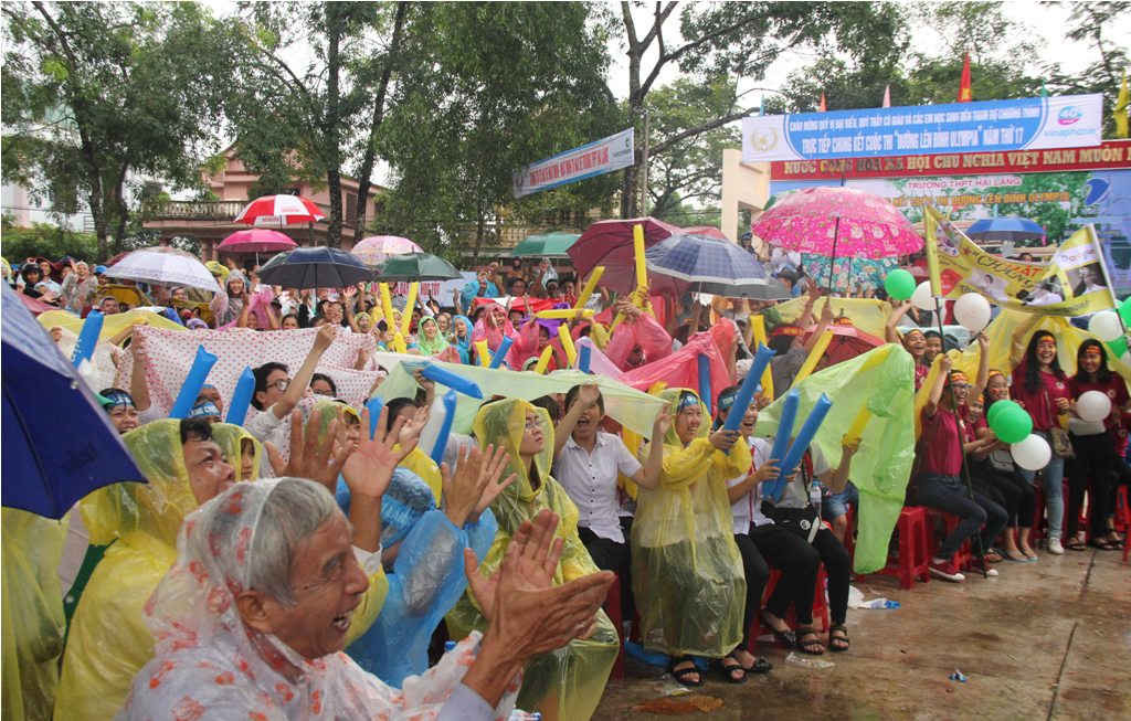 Thời tiết mưa không làm giảm đi không khí nhộn nhịp, cổ vũ của người dân Quảng Trị