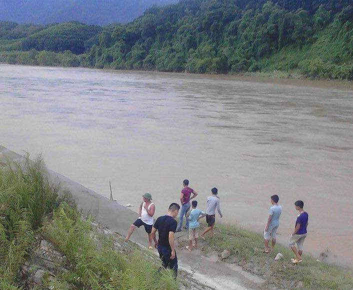 Vị trí phát hiện thi thể người đàn ông bị dạt vào bờ sông Hồng thuộc địa phận thôn hải Khê, xã Bản Qua, huyện Bát (tỉnh Lào Cai). 