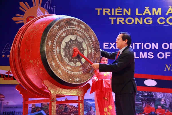 Bộ trưởng Trương Minh Tuấn đánh trống khai mạc triển lãm