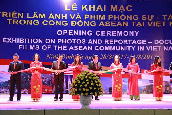 Các đại biểu Việt Nam và quốc tế cắt băng khai mạc triển lãm