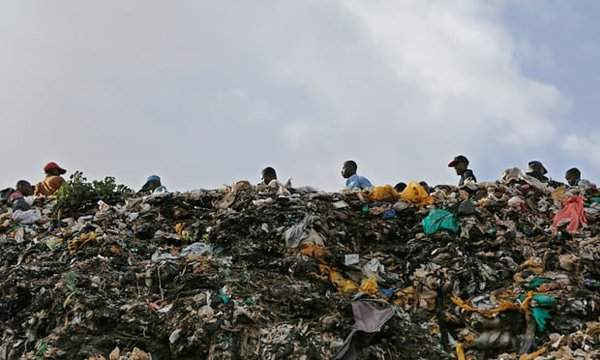 Túi nhựa nằm chất đống trên một bãi rác ở khu ổ chuột Kibera, Nairobi, Kenya. Ảnh: Daniel Inhouseu / EPA