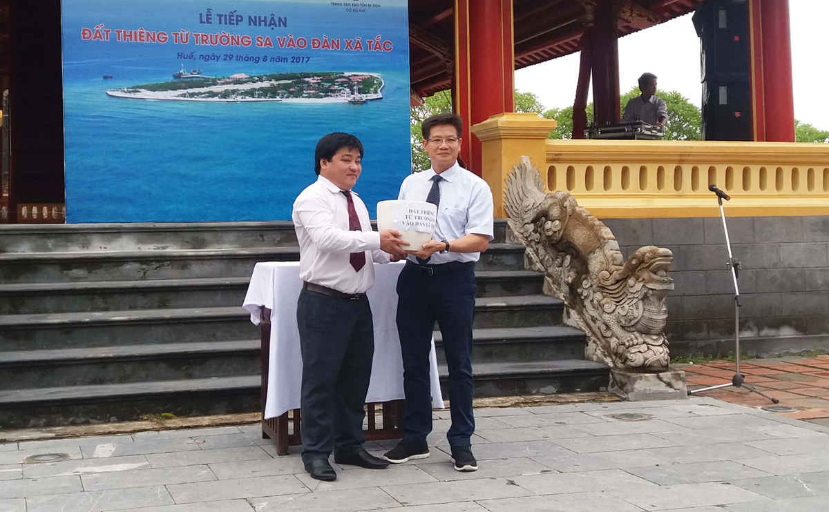 Ông Phan Thanh Hải (phải)- Giám đốc Trung tâm Bảo tồn di tích Cố đô Huế tiếp nhận đất thiêng Trường Sa