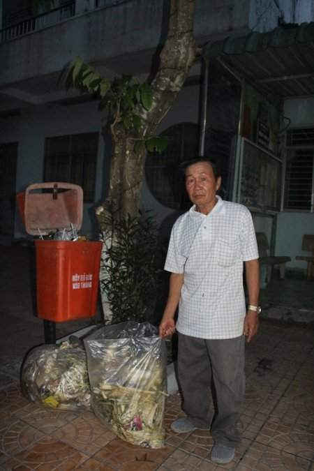 Việc thu gom rác nơi công cộng đã là thói quen thường xuyên của ông Hai Hòa