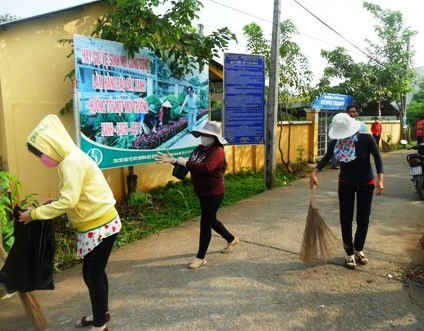 Hưởng ứng Ngày môi trường thế giới hàng năm, đông đảo người dân huyện Châu Thành, tỉnh Hậu Giang đã ra quân dọn dẹp vệ sinh trên các tuyến đường. 