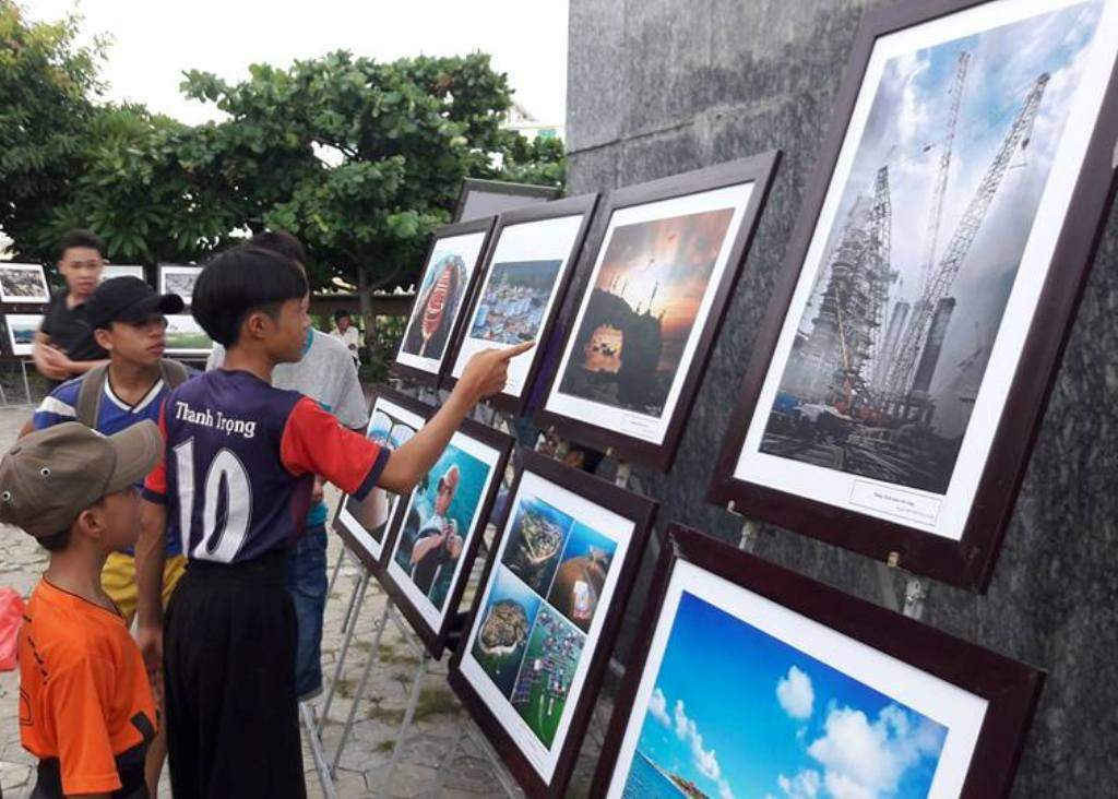 Triển lãm ảnh thu hút sự quan tâm của các em học sinh huyện đảo Lý Sơn