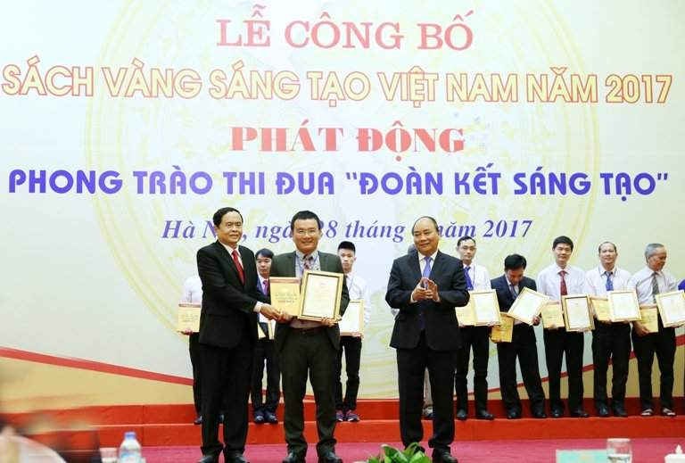 Tác giả Đào Xuân Giỏi, Giám đốc Cụm Phân xưởng CDU-CCR (NMLD Dung Quất) nhận Sách Vàng Sáng tạo Việt Nam 2017.