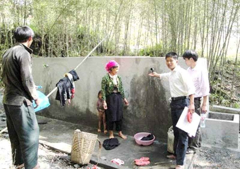 Bà con đồng bao dân tộc tỉnh Hà Giang  vui mừng khi được dùng nguồn nước hợp vệ sinh