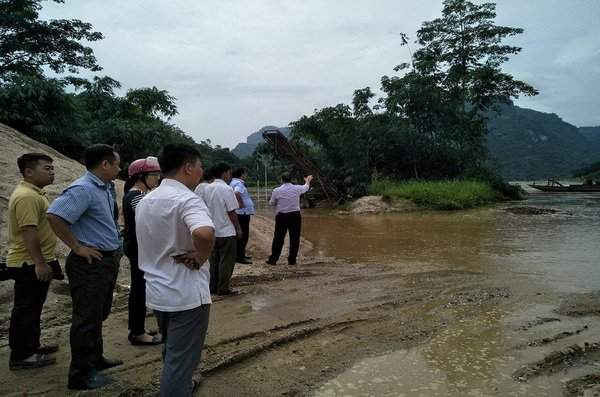 Lãnh đạo huyện Bắc Hà chỉ đạo khắc phục hậu quả do nước lũ sông Chảy gây ra cho các xã hạ huyện. Ảnh Văn phòng UBND huyện Bắc Hà