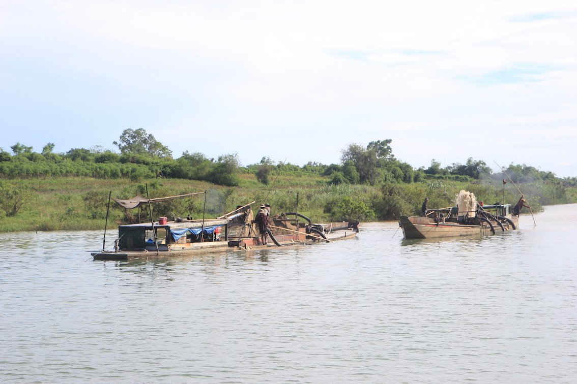 Các doanh nghiệp khai thác cát hoạt động trên khu vực sông Thạch Hãn thuộc khu vực xã Hải Lệ, thị xã Quảng Trị, Quảng Trị