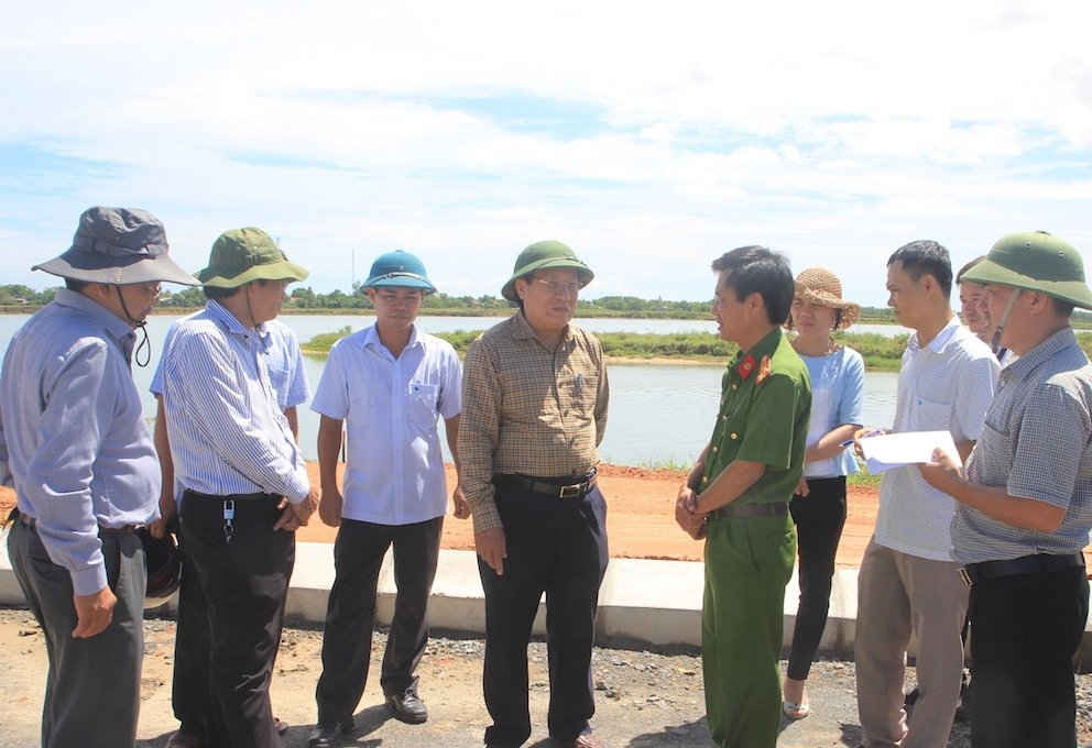 Ông Hà Sỹ Đồng, Phó Chủ tịch UBND tỉnh Quảng Trị cùng các Sở, ngành liên quan kiểm tra công tác khai thác cát, sỏi của các đơn vị được cấp phép.