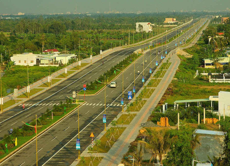 Đường Võ Văn Kiệt là trục chính nối trung tâm thành phố Cần Thơ với cảng hàng không quốc tế Cần Thơ.