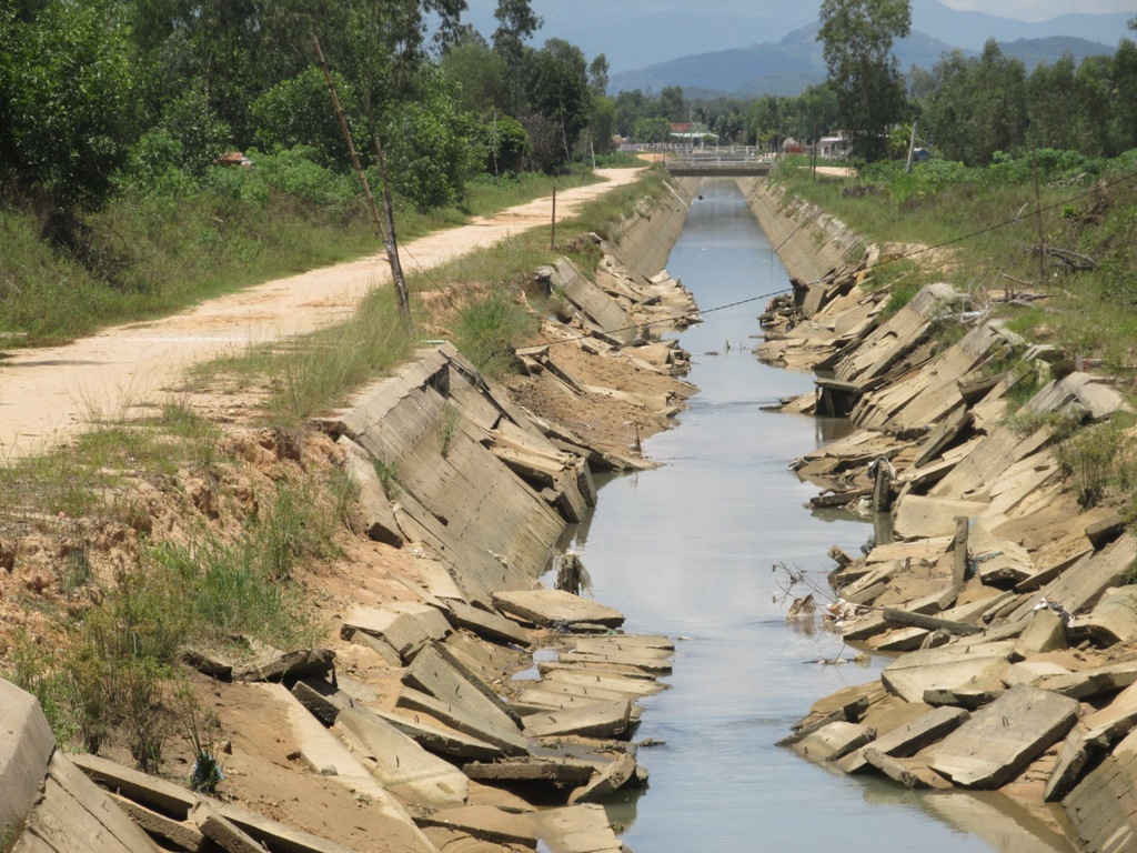 Đoạn kênh tưới Văn Phong tại địa bàn xã Cát Hiệp, huyện Phù Cát bị sạt lở, hư hỏng do mưa lũ năm 2016
