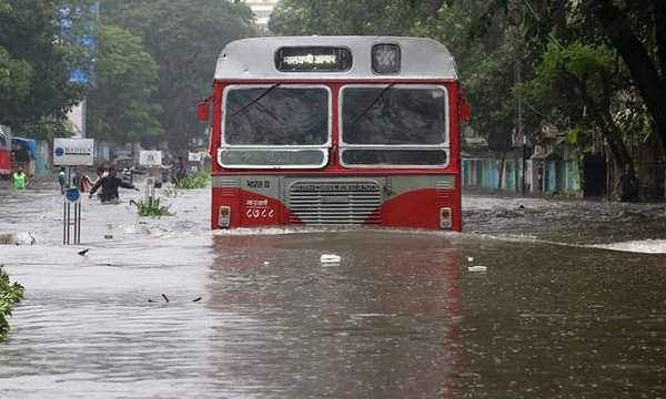 Chiếc xe buýt chở khách đi qua con đường bị ngập nước ở Mumbai, Ấn Độ. Hình ảnh: Shailesh Andrade