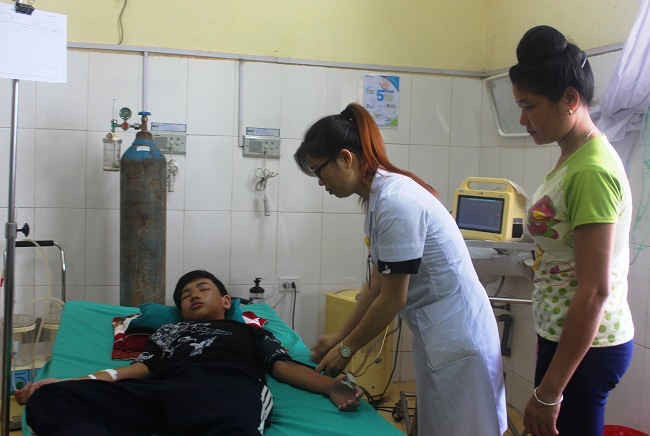 Bệnh nhân Lò Văn Hoàng đang được bác sĩ thăm khám