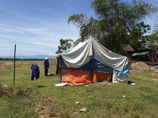 Túp lều bằng bạt mới được dựng ở đám đất hoang cuối xóm