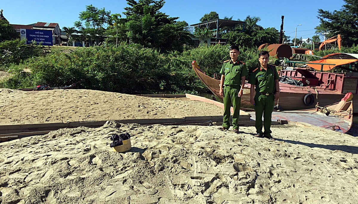 Lực lượng chức năng bắt giữ 4 ghe máy vỏ thép khai thác cát trái phép trên sông Thu Bồn