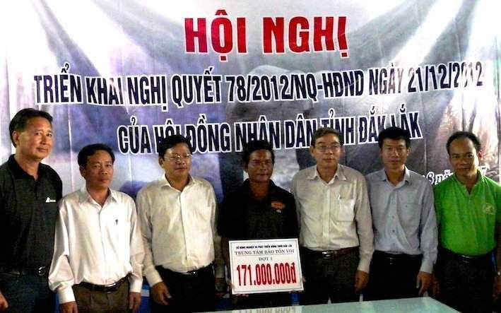 Lãnh đạo Sở NN-PTNT tỉnh Đắk Lắk trao tiền hỗ trợ cho ông Y Mứ Bkrông chủ voi cái Bang Nang sinh sản.