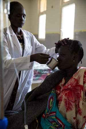 Tại bệnh viện Bentiu, bác sĩ cho bệnh nhân uống nước. Nam Sudan đang ở trong tình trạng bùng phát dịch tả trầm trọng và kéo dài, khiến hàng nghìn người nhiễm độc và làm chết hàng trăm sinh mạng. Nước sạch và vệ sinh an toàn là rất quan trọng để ngăn ngừa sự lây lan của bệnh tật.