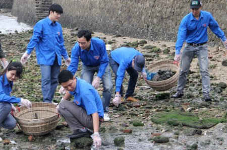 Đoàn thanh niên thu gom rác bảo vệ môi trường
