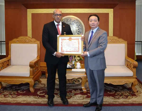 Bộ trưởng Trần Hồng Hà trao kỷ niệm chương vì sự nghiệp TN&MT cho ông Herminio Lopez - Đại sứ đặc mệnh toàn quyền Cuba tại Việt Nam
