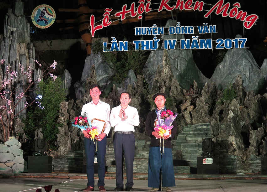 Phó Chủ tịch UBND tỉnh Hà Giang Trần Đức Quý trao tặng Bằng khen cho các nghệ nhân đạt giải cao tham gia các hoạt động tại lễ hội khèn Mông.