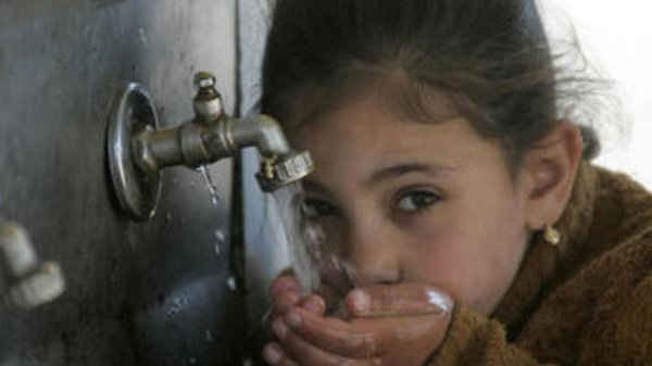 Dải Gaza từ lâu đã phải hứng chịu những vấn đề trầm trọng về nước, và tình hình giờ đây càng trở nên khó khăn khi hai phần ba số người ở Gaza phải uống nước bị ô nhiễm.