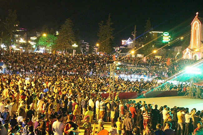 Hàng nghìn du khách đã đổ về Sa Pa để tham dự lễ hội 