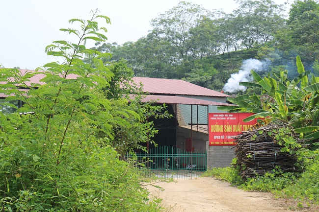 Bà Thơm chủ xưởng than khẳng định đây không phải là khói mà là hơi nước, nên không ảnh hưởng gì đến môi trường xung quanh