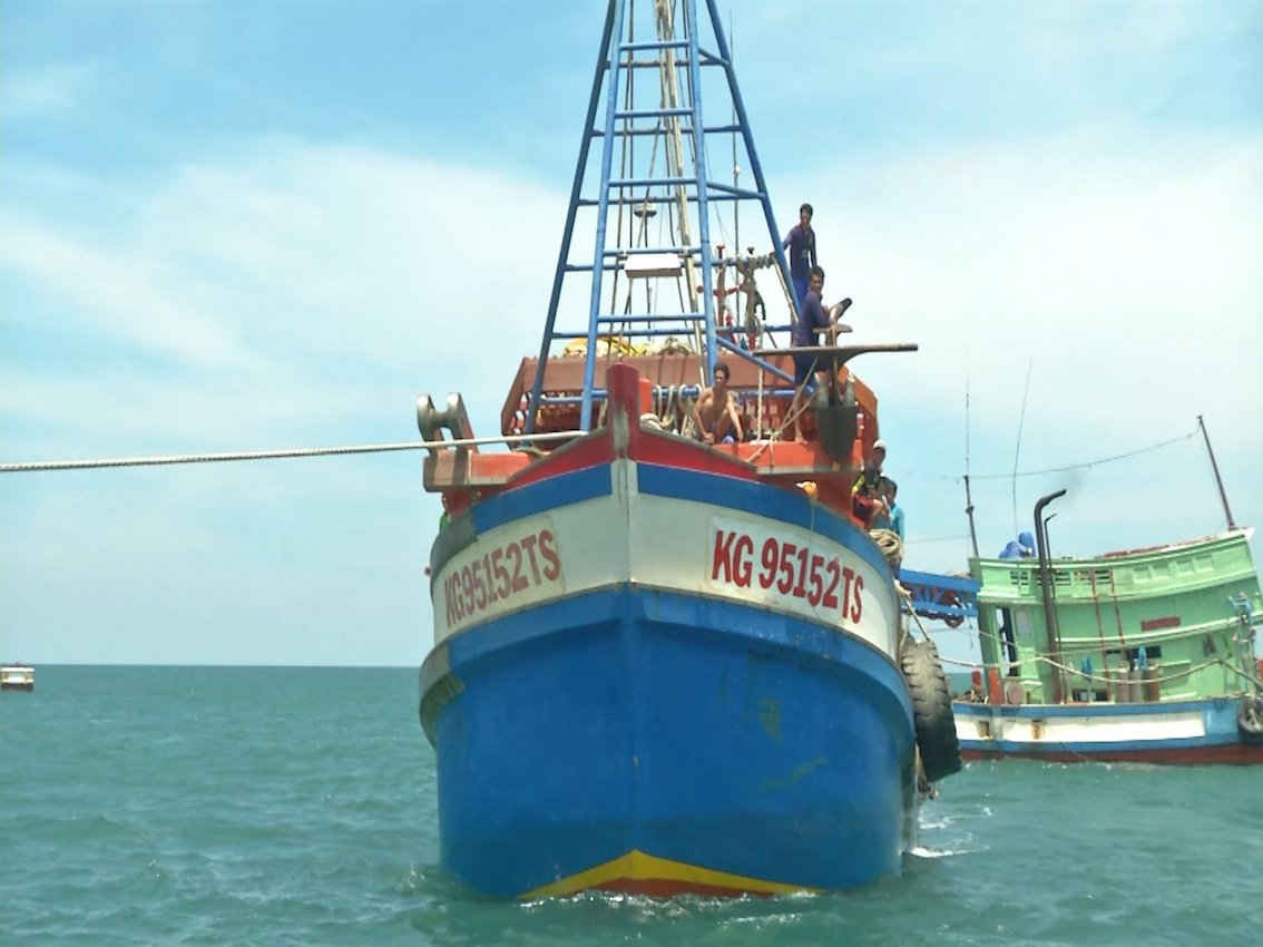 Tàu cá của các đối tượng vi phạm bị cơ quan chức năng bắt giữ (Ảnh: BĐBP Quảng Trị cung cấp)