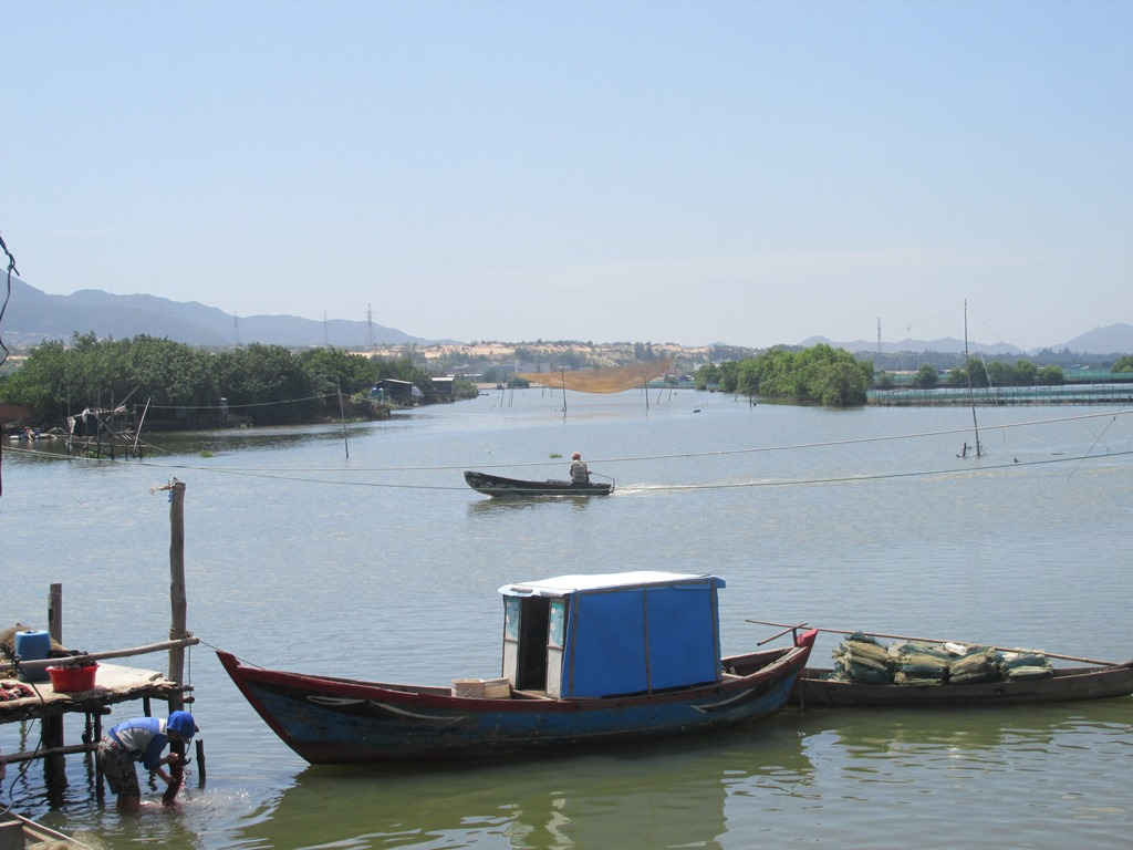 Người dân ở thôn Huỳnh Giản Nam sinh sống quanh cầu tạm 