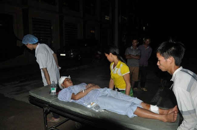 Ngay trong đêm, các nạn nhân đã được đưa xuống Bệnh viện đa khoa khu vực Nghĩa Lộ để các bác sỹ khẩn trương cấp cứu và chữa trị