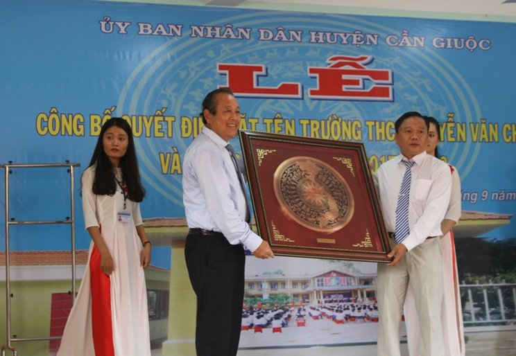 Phó Thủ tướng Thường trực Chính phủ Trương Hòa Bình tặng trường THCS Nguyễn Văn Chính bức tranh trống đồng bản đồ Việt Nam. 