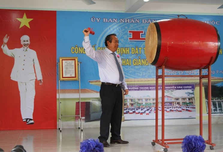 Phó Thủ tướng Thường trực Chính phủ Trương Hòa Bình đánh hồi trống khai trường chào mừng năm học mới tại trường THCS Nguyễn Văn Chính. 