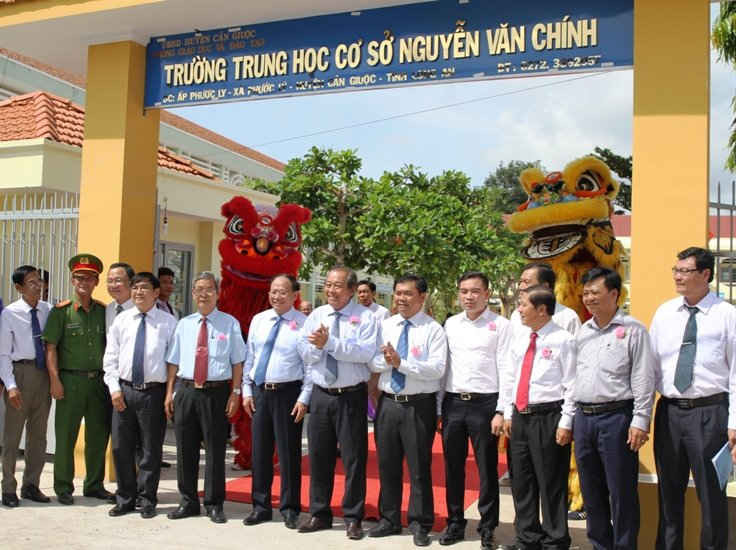 Phó Thủ tướng Trương Hòa Bình cùng lãnh đạo tỉnh Long An khai bảng tên trường THCS Nguyễn Văn Chính. 